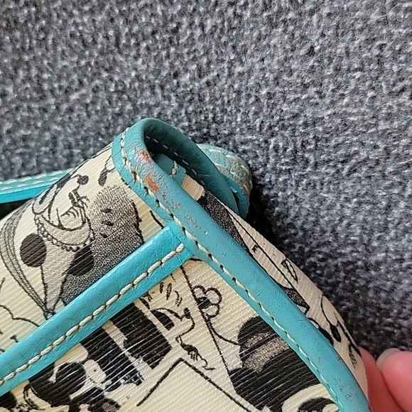 Dooney & Bourke Disney collab very rare wristlet, black & white newspaper print - Picture 8 of 8